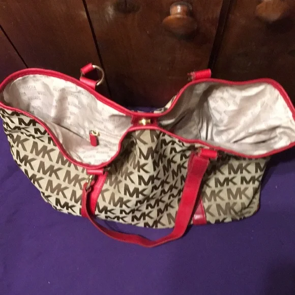 Michael Kors Cream and Red Tote with Elegant Design - Picture 15 of 16